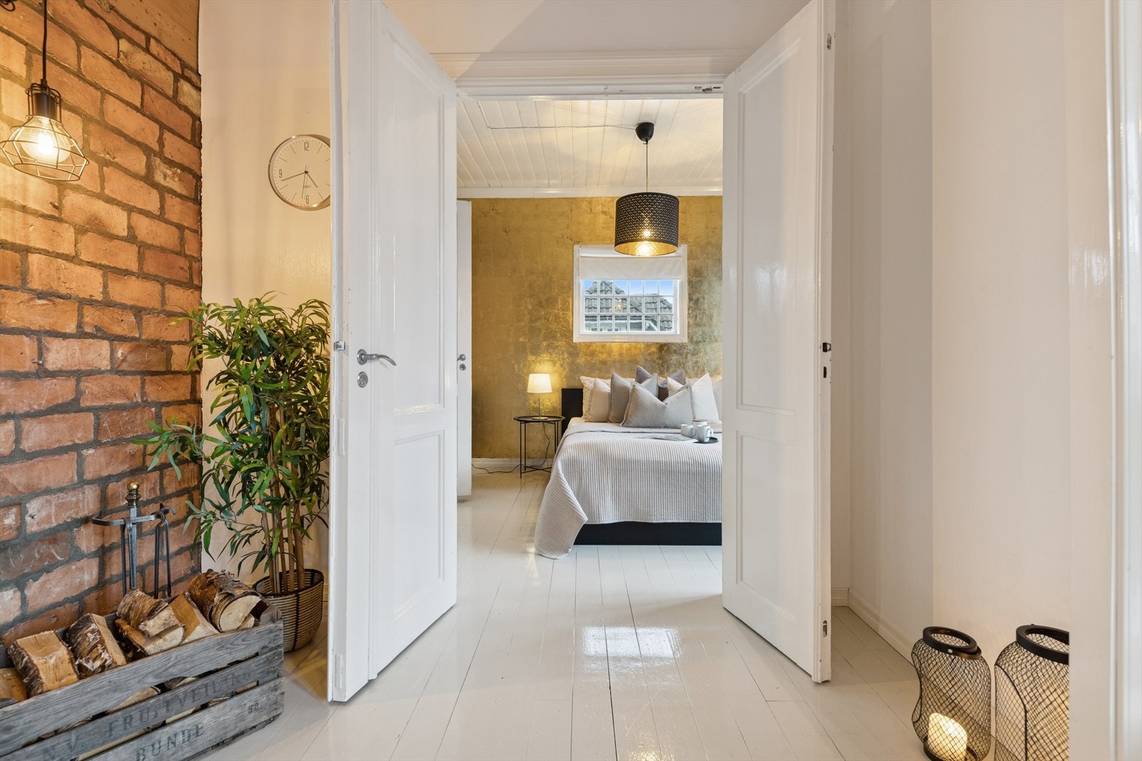 Stuen er ellers utstyrt med vedovn og fløydører som leder inn til hovedsoverommet. Galleribilde