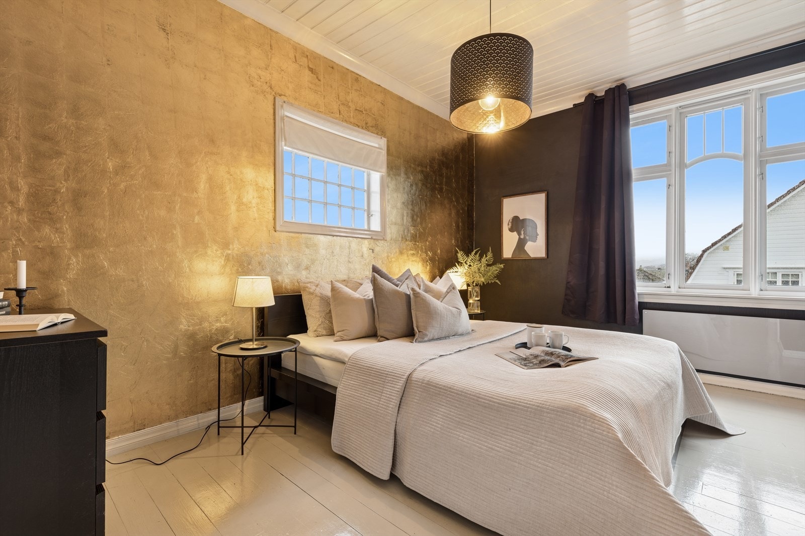 Hovedsoverommet har god størrelse med plass til dobbeltseng og ekstra garderobeplass. Galleribilde