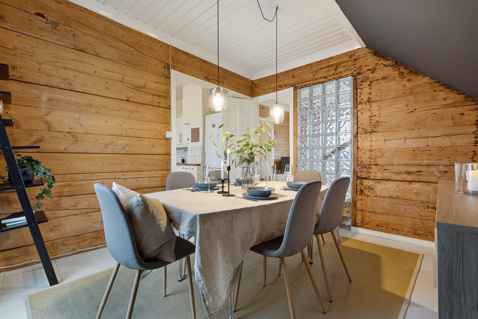 Herfra leder også en dør ut til en koselig veranda som kan nytes. Galleribilde