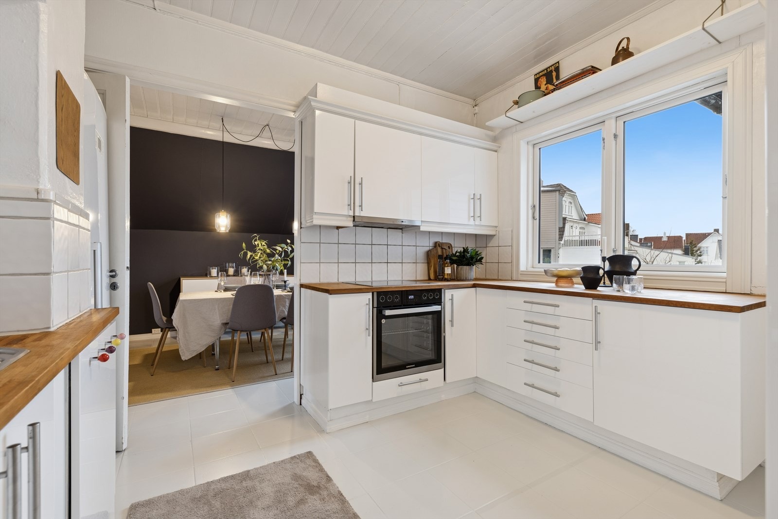 Kjøkkenet har lyse fronter og er godt utstyrt med skap- og benkeplass samt tilhørende hvitevarer. Galleribilde