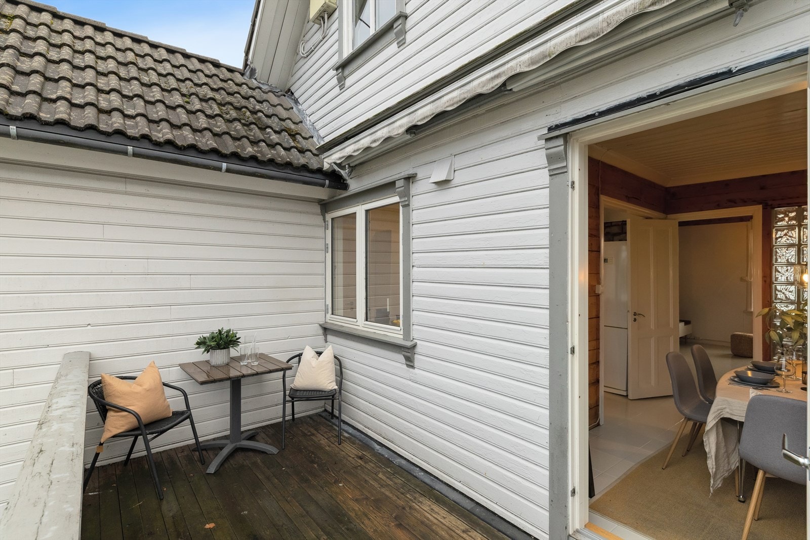 Vest-vendt veranda med gode solforhold. Galleribilde