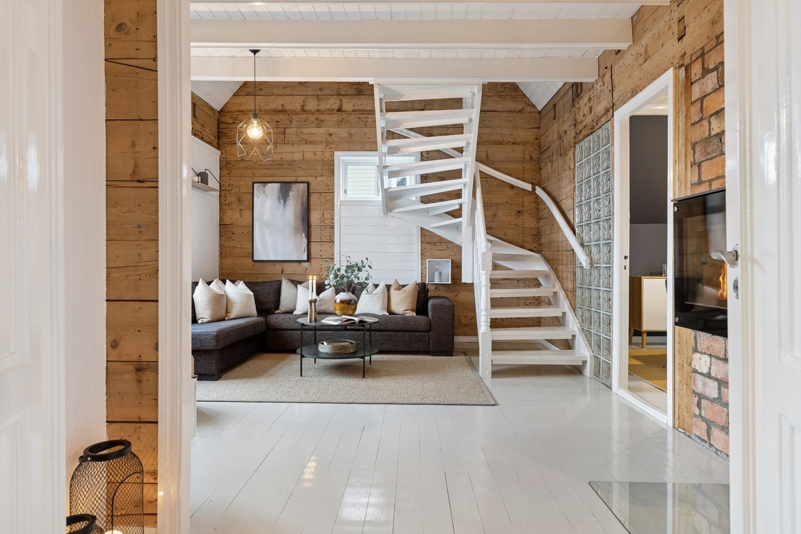 Her er det installert en vedovn som kan fyres kjøligere kvelder. Fra stuen leder også en trapp opp til loftet. Galleribilde