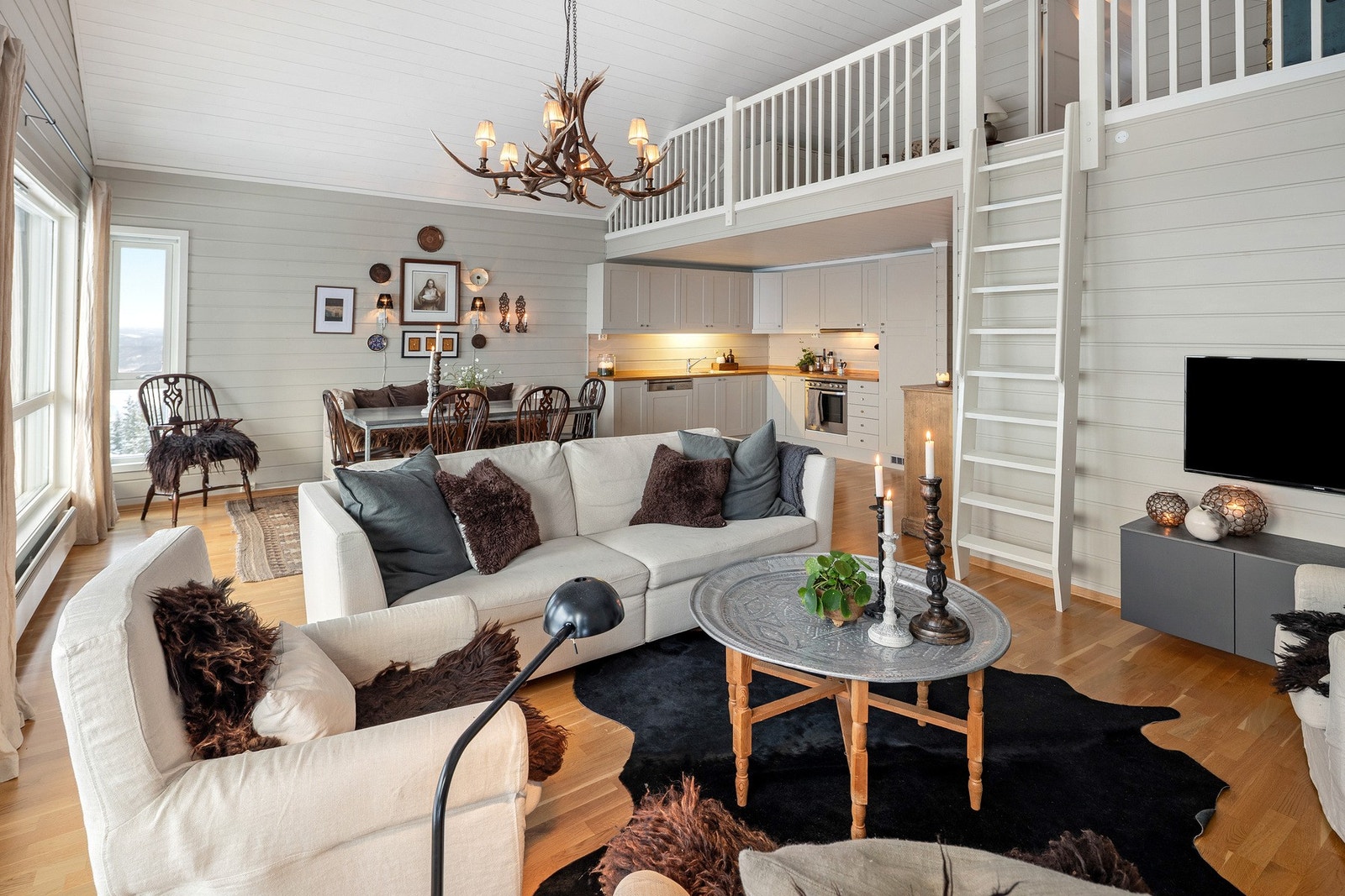 Fra stuen er det adkomst til en lys og romslig hems. Galleribilde