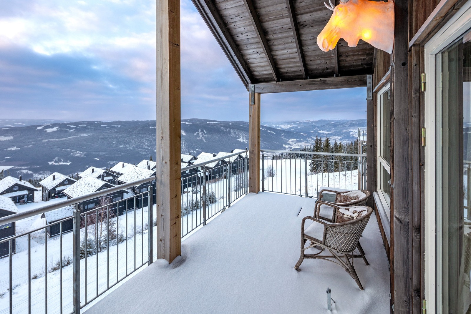 Balkong med flott utsikt mot nærområdet og fjellandskapet. Galleribilde