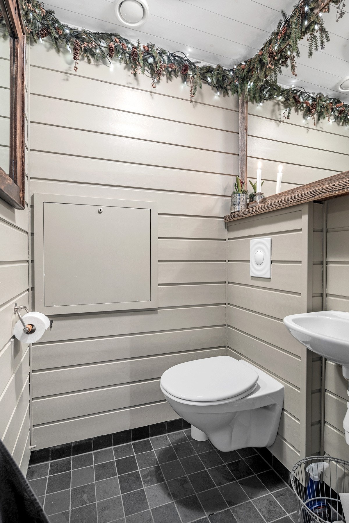 Separat toalettrom for familie og gjester. Galleribilde