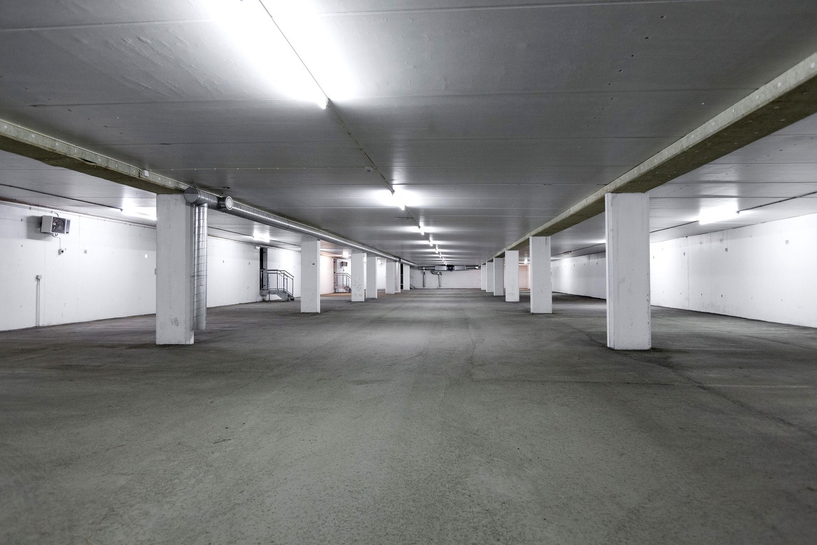 Leiligheten har parkeringsplass i felles garasjekjeller. Galleribilde