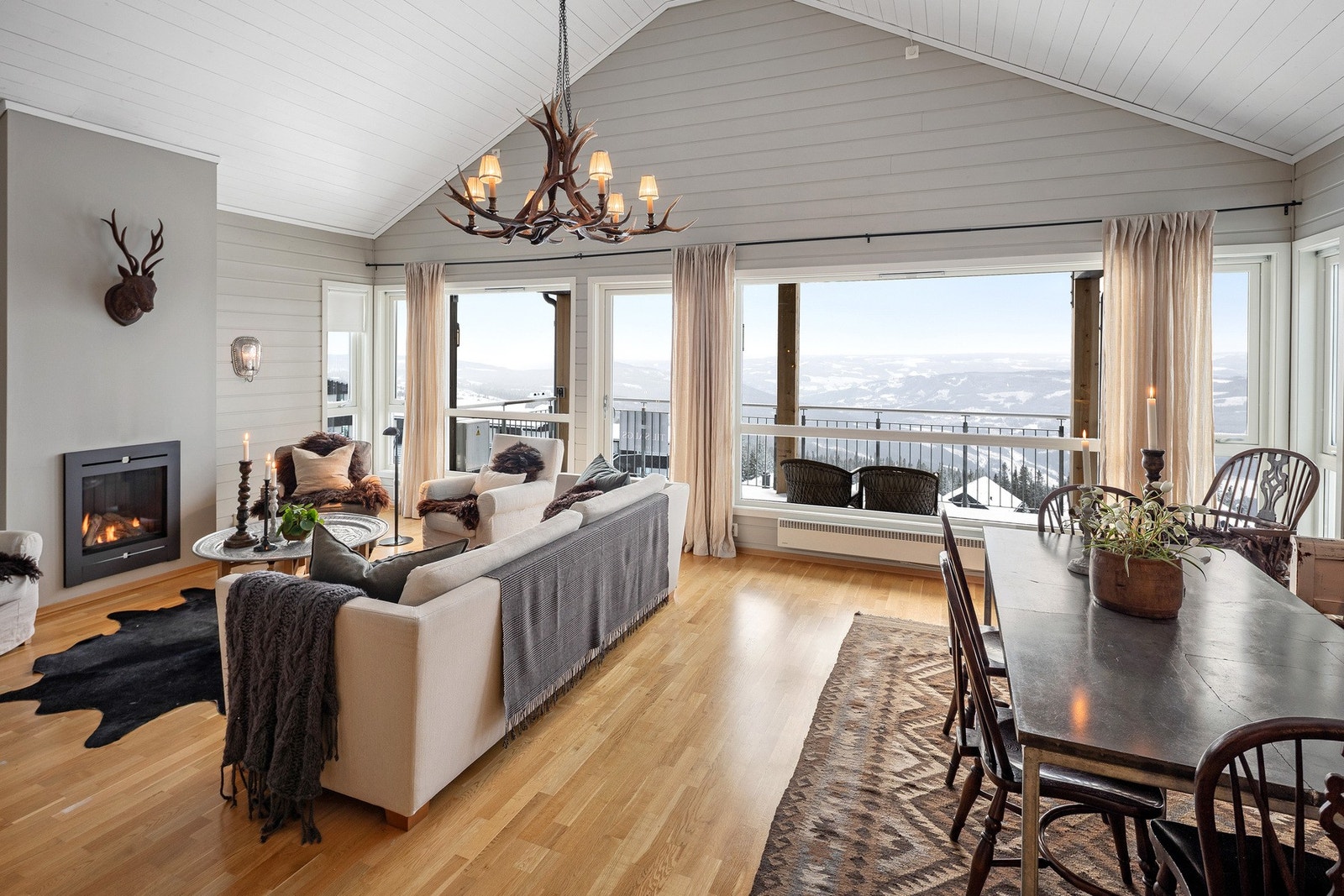 Romslig og lys stue med god takhøyde. Galleribilde