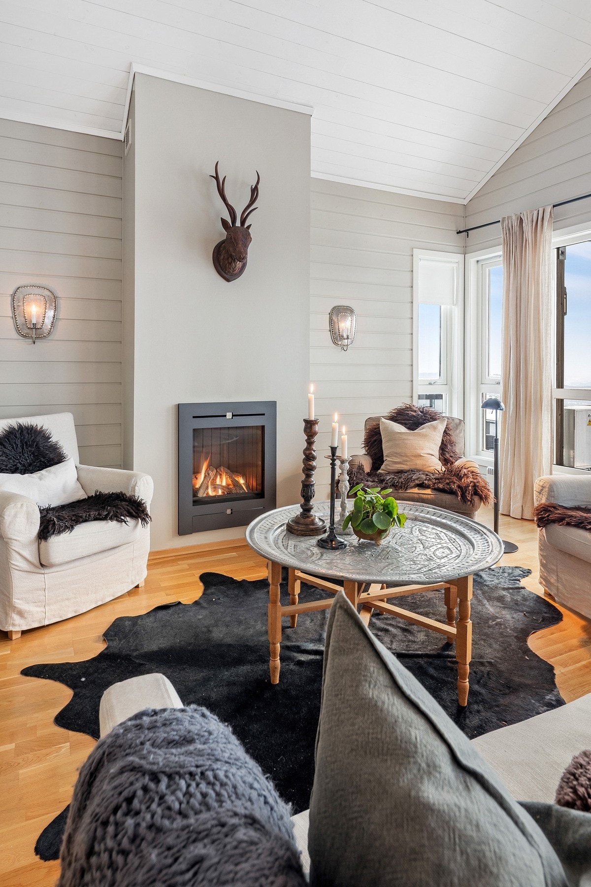 Stilren gasspeis med innsats i stue. Galleribilde