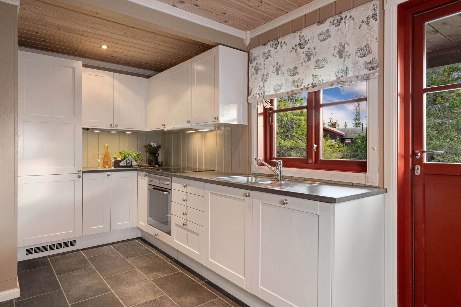 Kjøkkenet har åpen løsning mot stuen, men ligger klart avgrenset, slik at det blir en fin balanse mellom sosial matlaging og skjermet arbeidsplass. Galleribilde