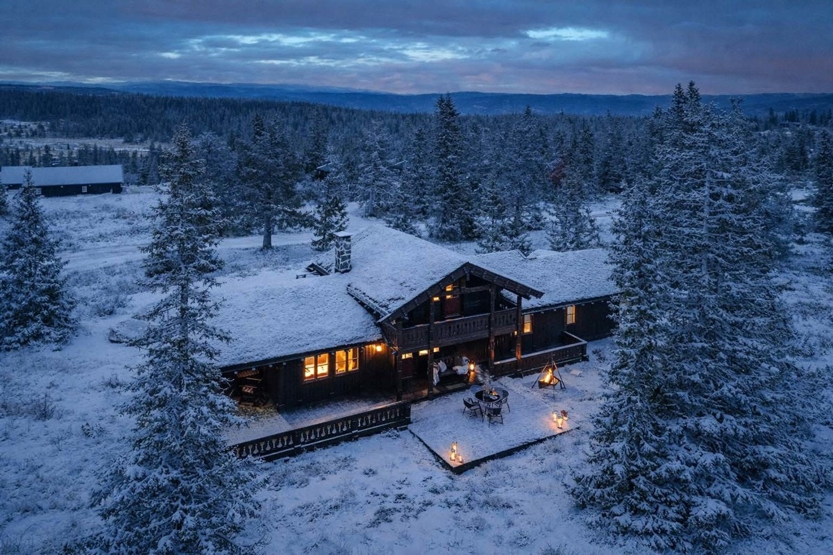 Her er det vakker natur så langt øyet kan se, og 300 meter fra hytta finner man en badeplass. Galleribilde