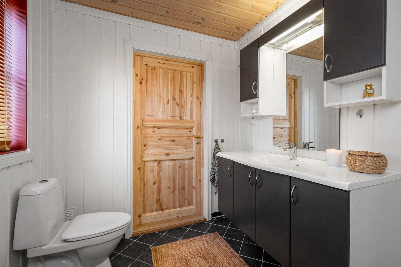 Downlights er montert på hovedbadet, og begge badene har toalett og dusjkabinett. Galleribilde