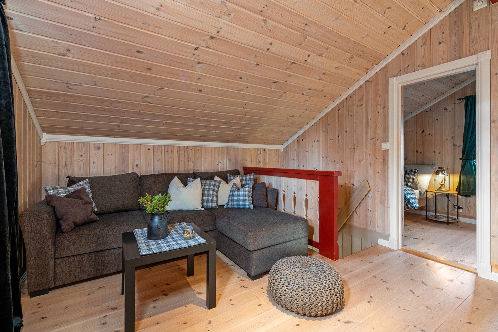 Stuen har 1-stavs parkettgulv og trepanel på veggene, og rommet er perfekt hvis man ønsker å trekke seg tilbake for litt egentid med en god bok eller film. Galleribilde