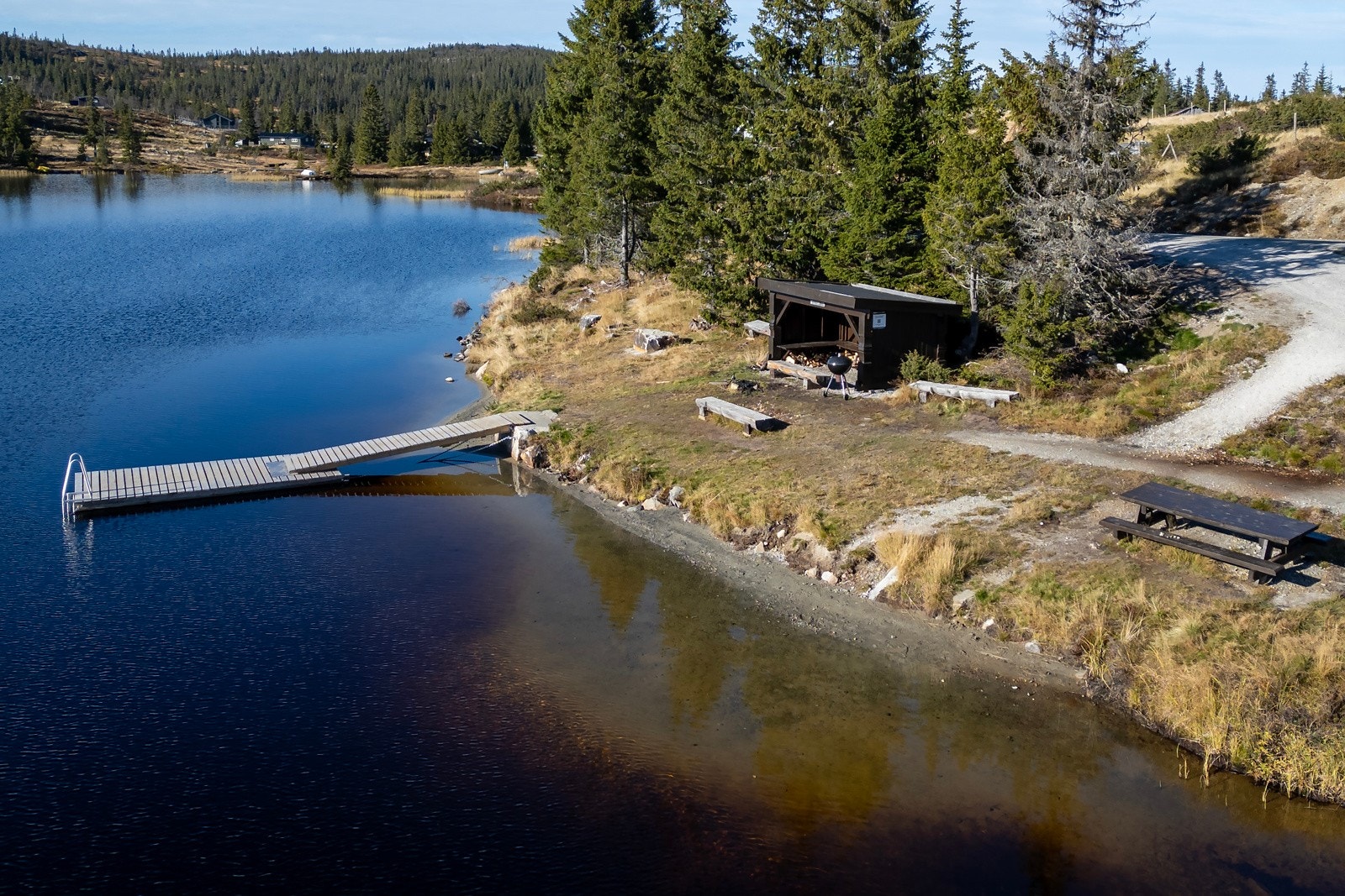 Den norske fjellheimen viser seg fra sin beste side, og kun 300 meter fra hytta finner man en badeplass med brygge og gapahuk. Galleribilde