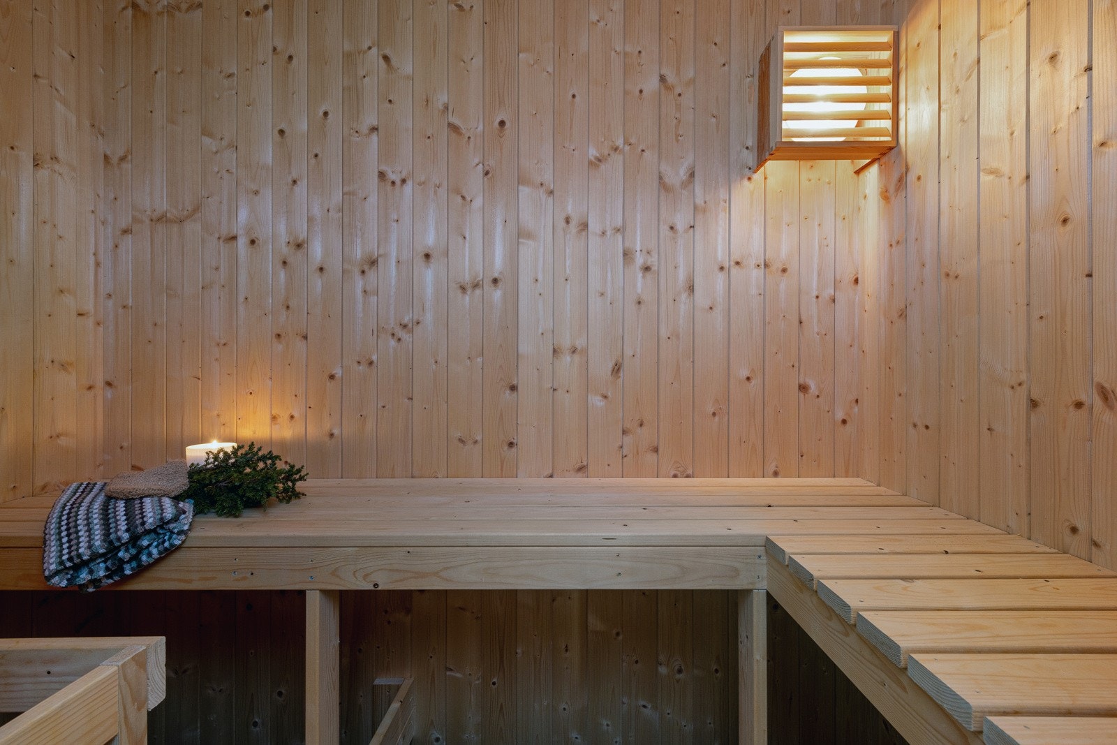 Tilknyttet det andre badet er det en badstue med plassbygde trebenker. Galleribilde