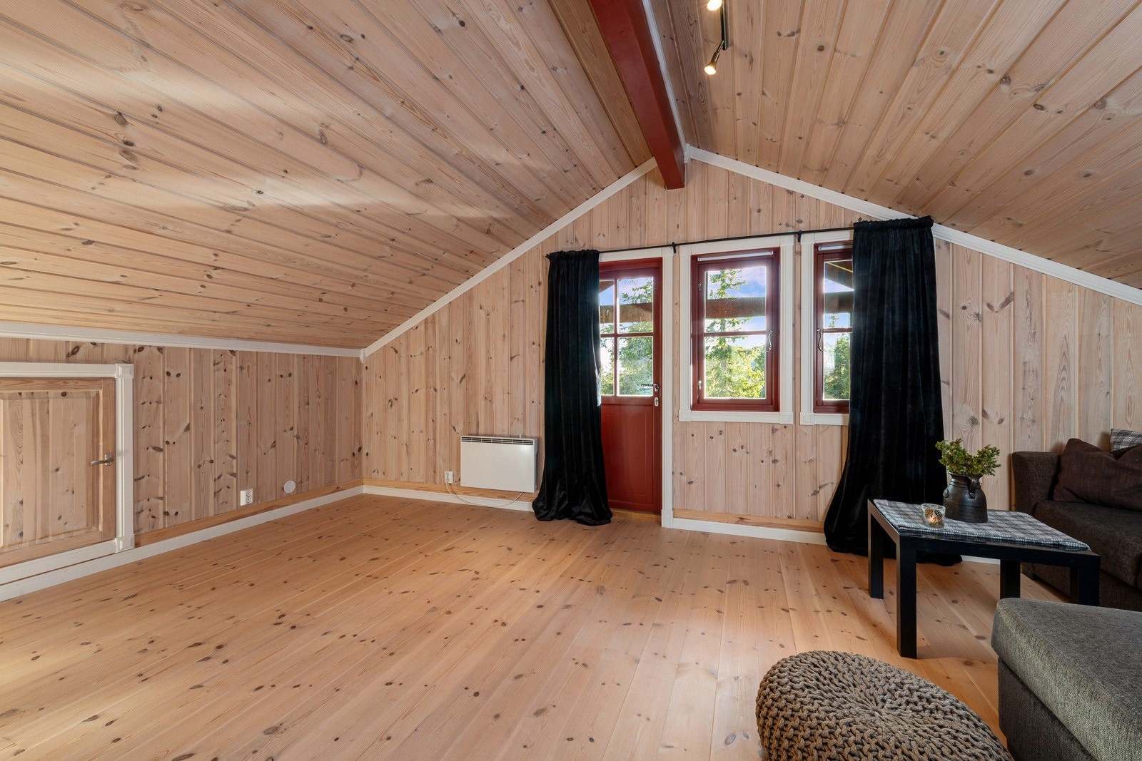 Øverst i hytta finner man en koselig og kjærkommen stue med egen balkong - et ekstra oppholdsrom for både lek og avslapning. Galleribilde