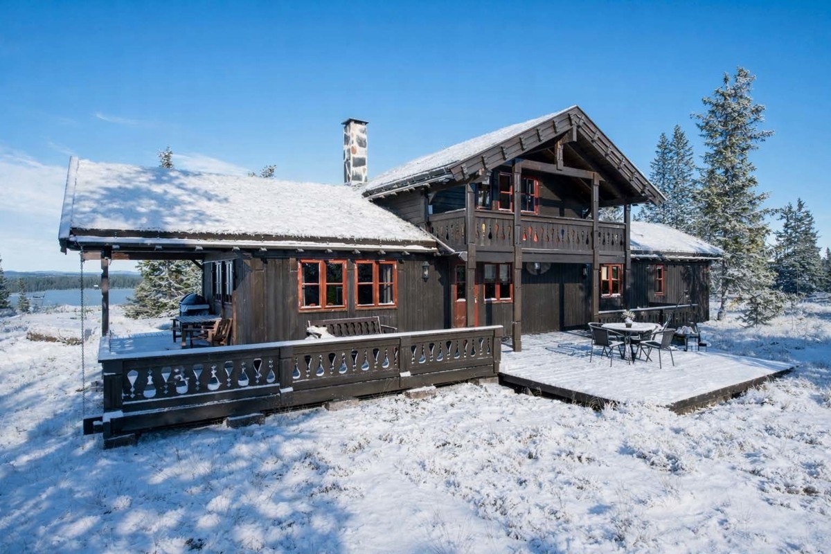 Materialene er tradisjonelle og inkluderer torv på taket, noe som gjør at hytta passer utmerket inn i det naturskjønne landskapet. Galleribilde