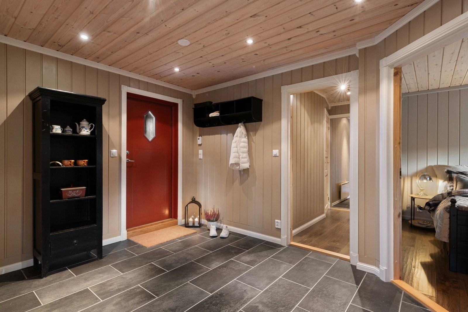 Om ønskelig er det god plass til skap eller andre garderobeløsninger, og hytta har bi-inngang til et tilbygg fra 2012 - med rom for ytterligere oppbevaring. Galleribilde