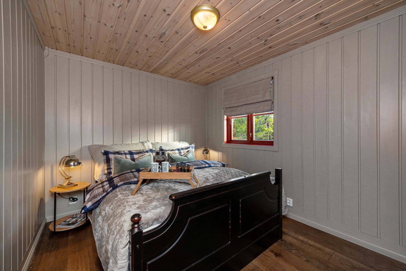 Hytta har til sammen fem soverom, fordelt med tre i første etasje og to i loftsetasjen. Galleribilde