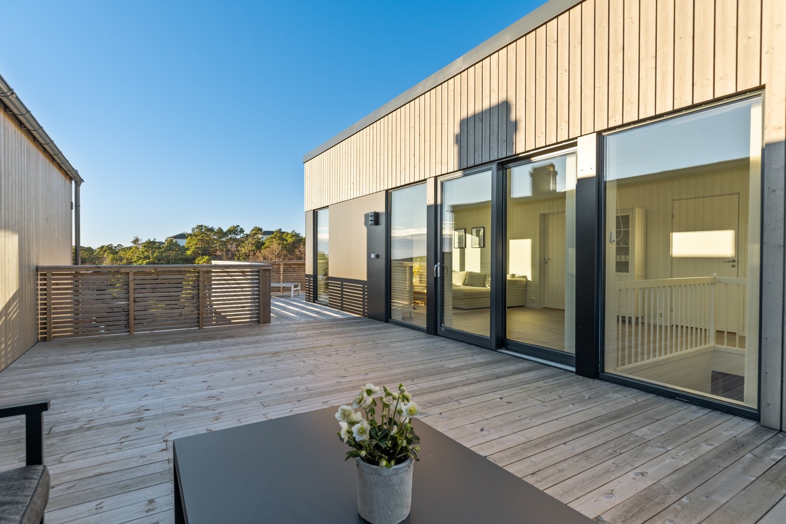 Her kan man sitte helt usjenert i ettermiddagsolen. Galleribilde