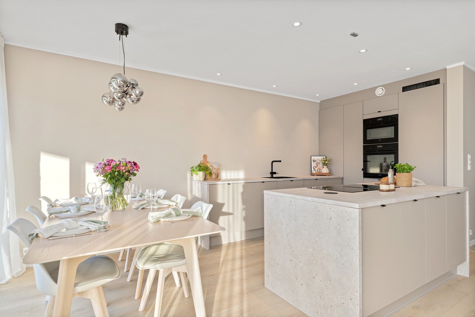 Det er god plass til en større spisegruppe. Her kan man invitere til hyggelig selskap. Galleribilde