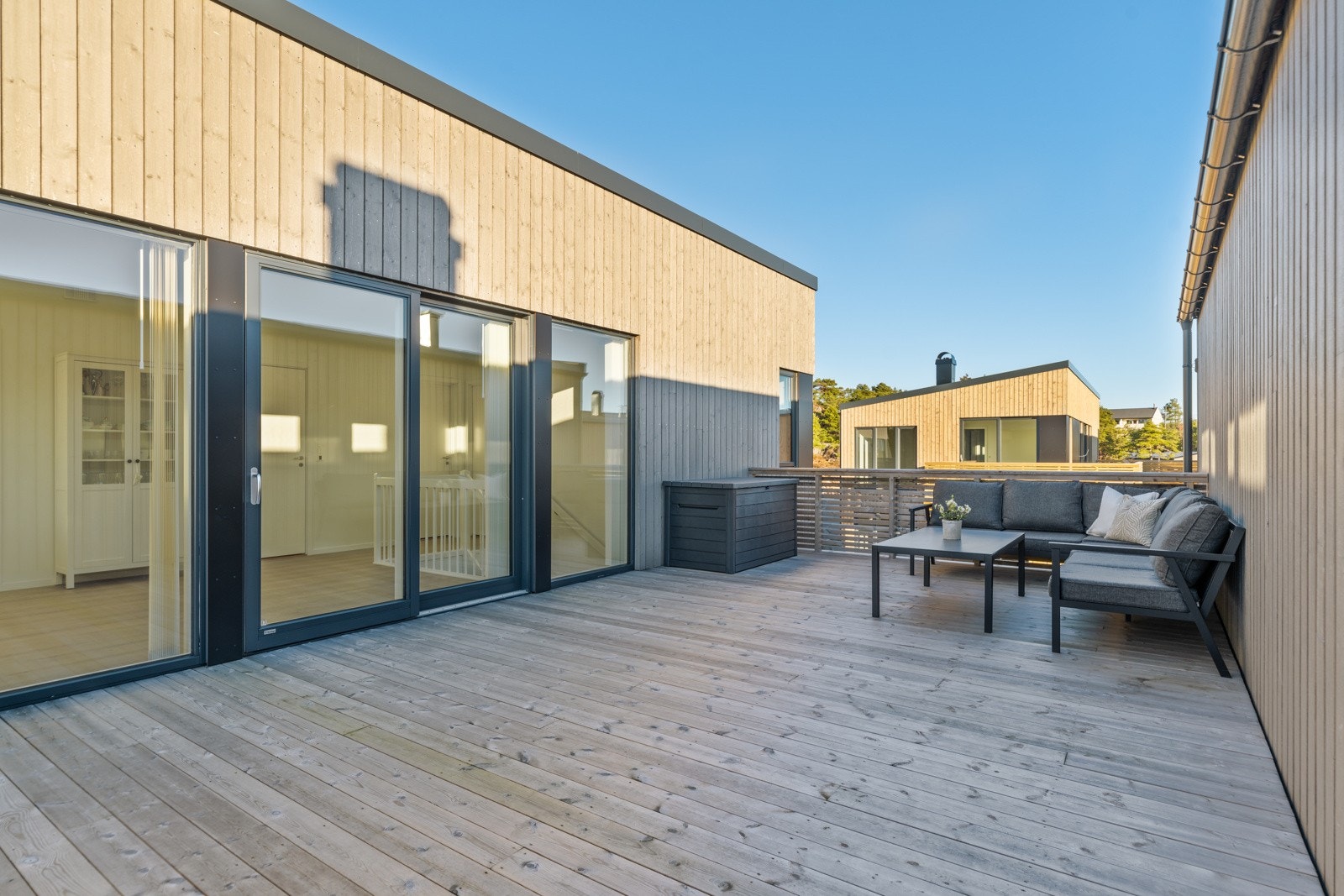 Det er god plass til en større sittegruppe på terrassen. Galleribilde