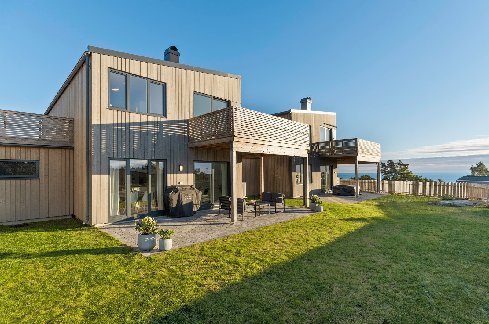 Påkostet enebolig i kjede fra 2022 med carport, solrike terrasser og havutsikt. Galleribilde