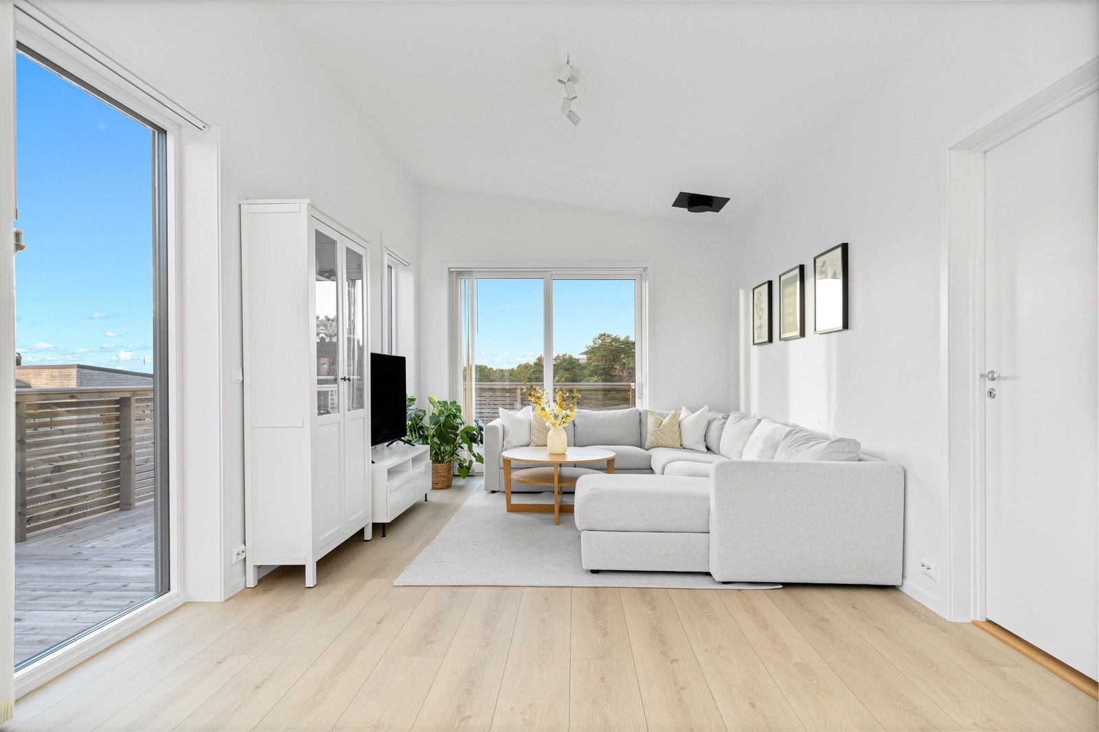 I 2.etasje er det en stor stue med svært gode lysforhold. Galleribilde