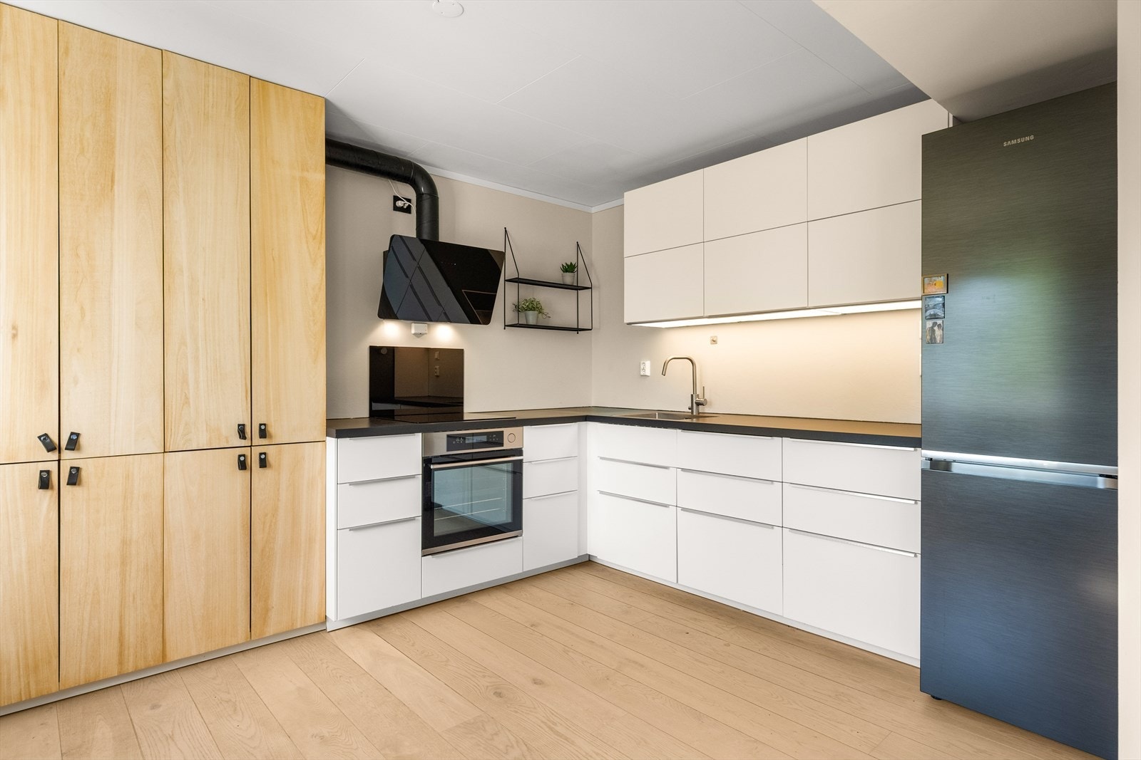 Integrert stekeovn samt oppvaskmaskin og frittstående kjøleskap Galleribilde