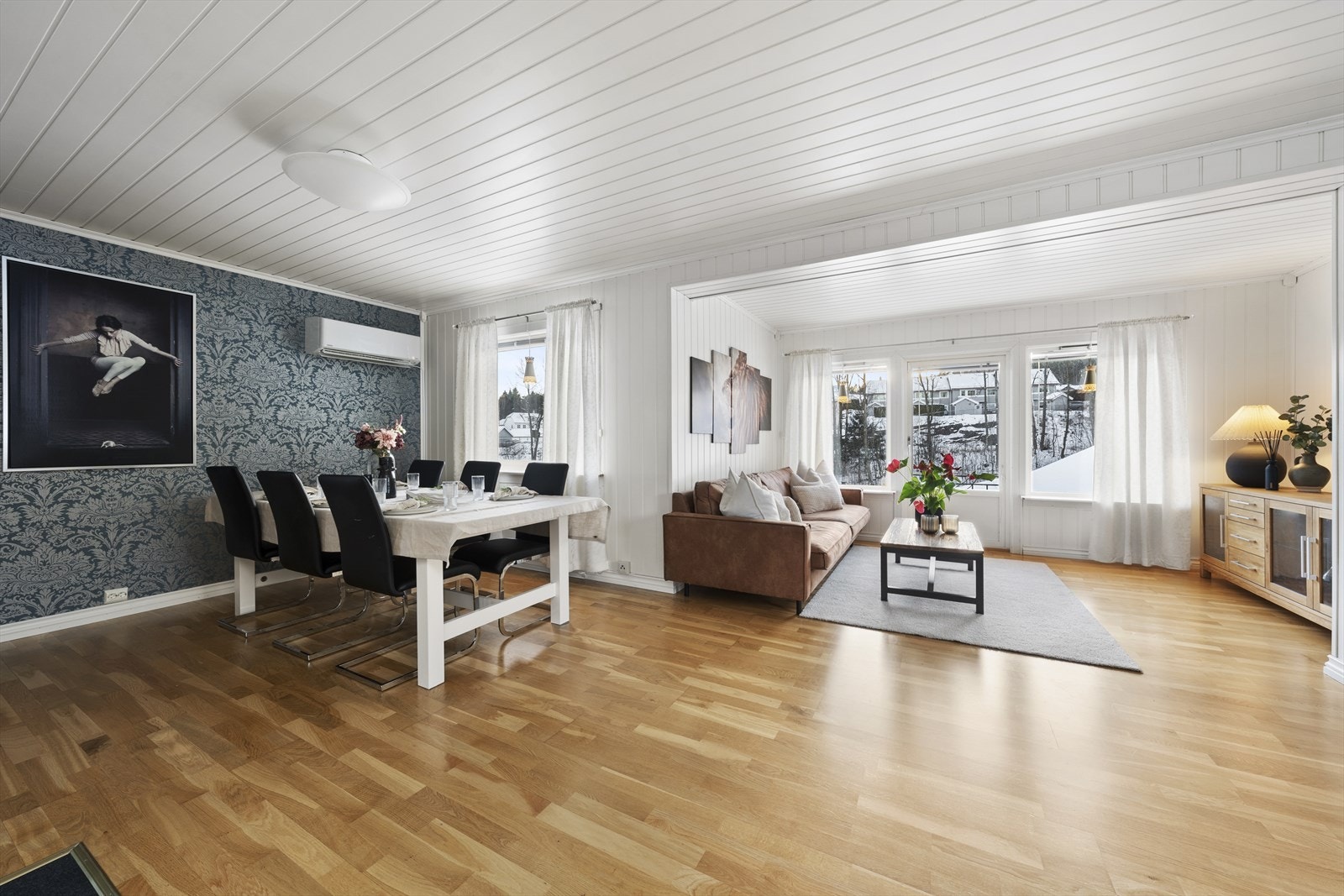 Stuen tilbyr god møbleringsfrihet med plass til flere sittegrupper, samt spisestue Galleribilde