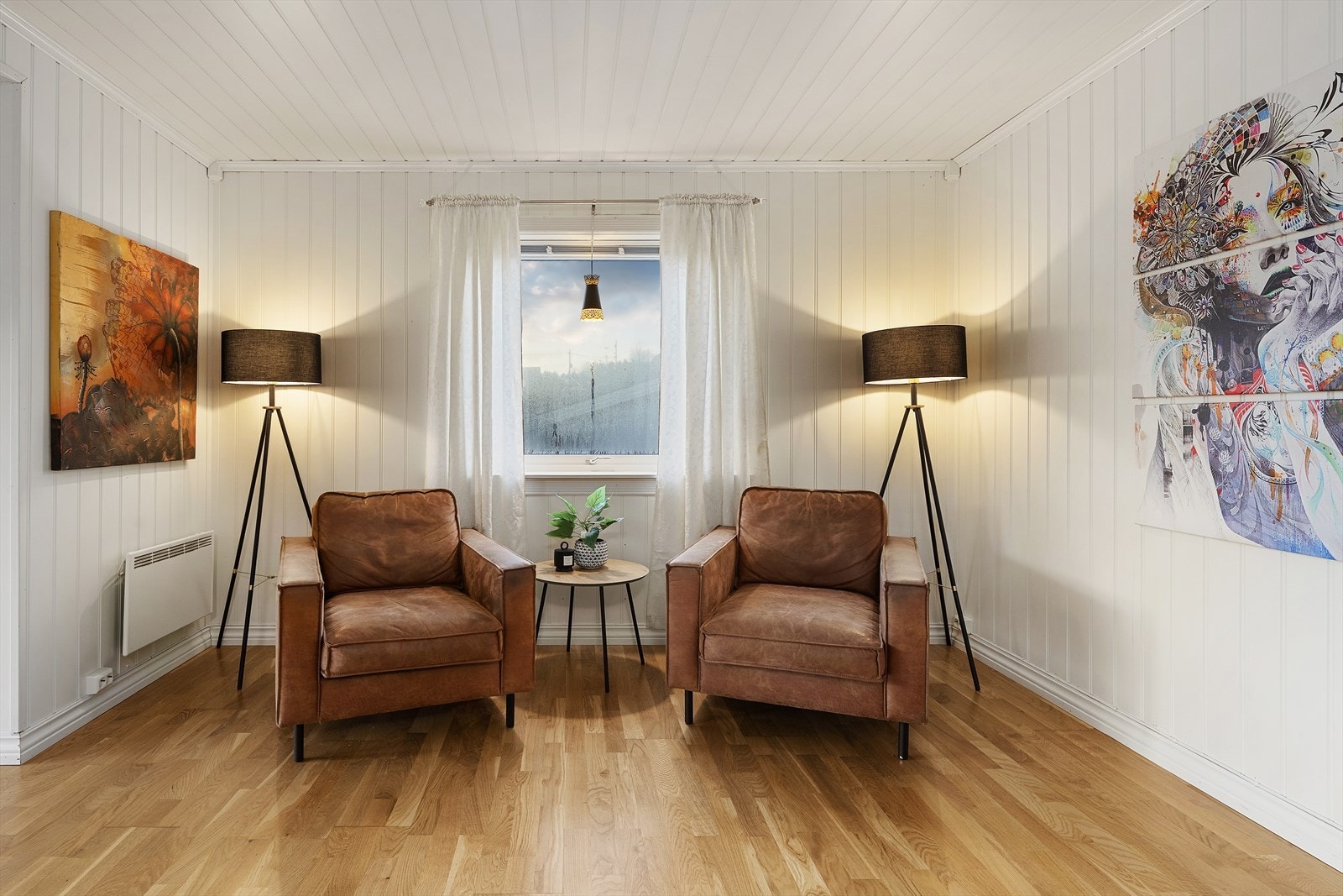 Koselig lesegruppe med plass til stoler og mindre møblering. Galleribilde