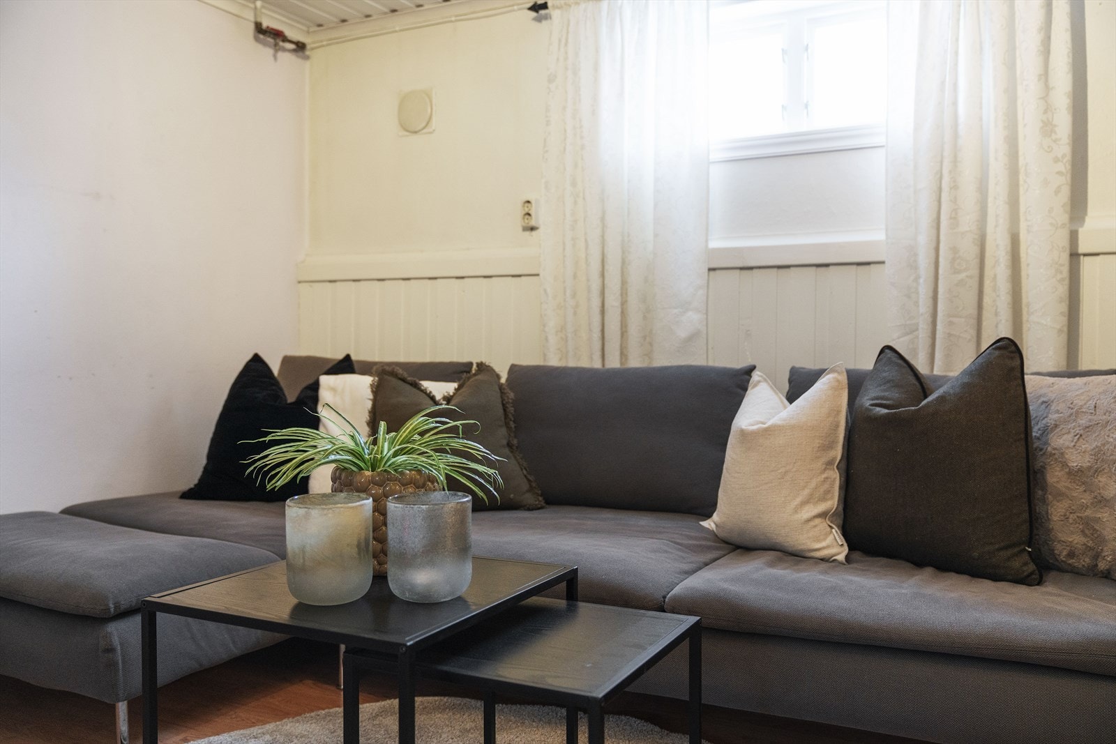 Innredet kjellerstue. Rommet er ikke godkjent til varig opphold Galleribilde