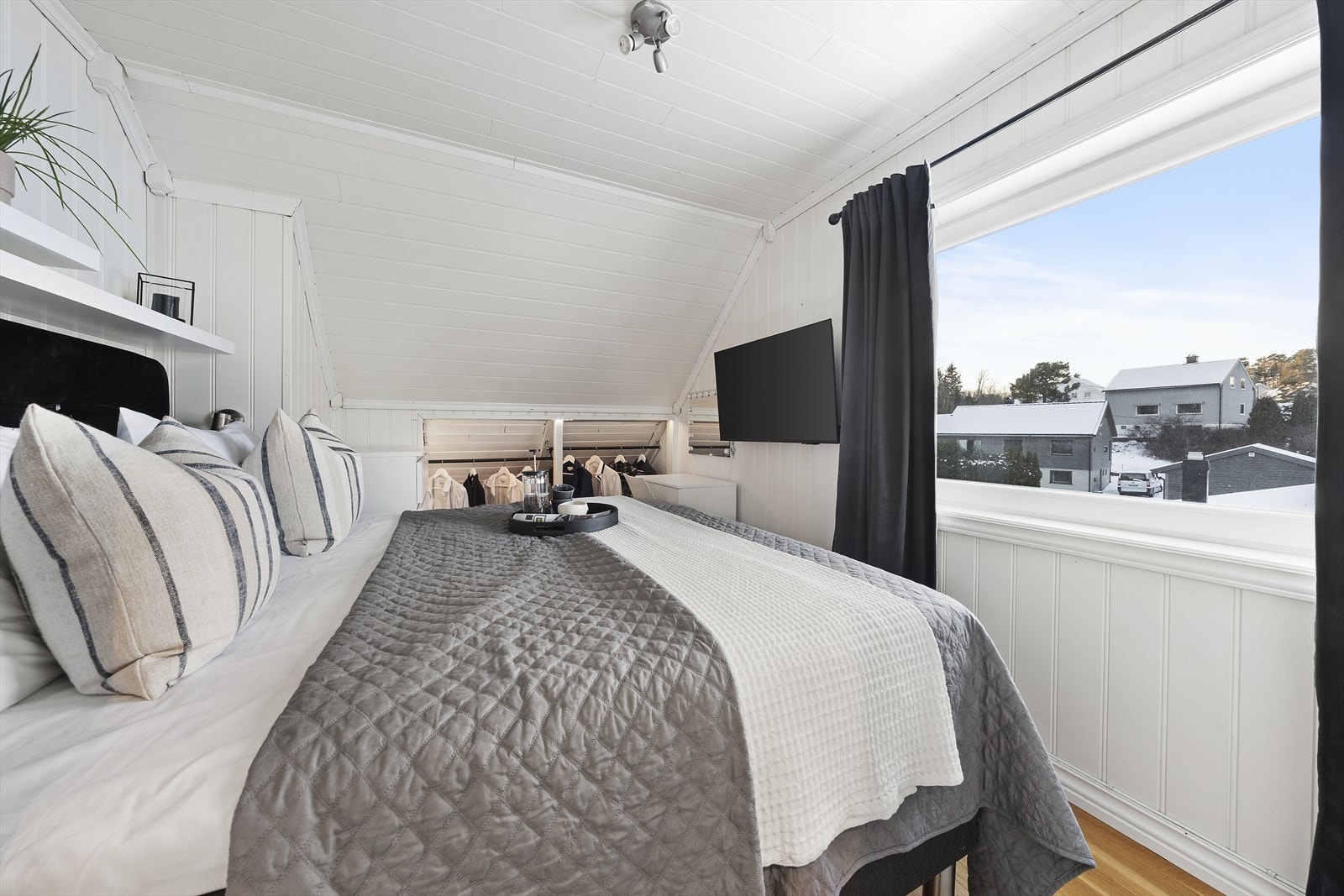 Hovedsoverommet er av meget god størrelse med plass til dobbeltseng, nattbord, skrivebord og garderobeløsning Galleribilde