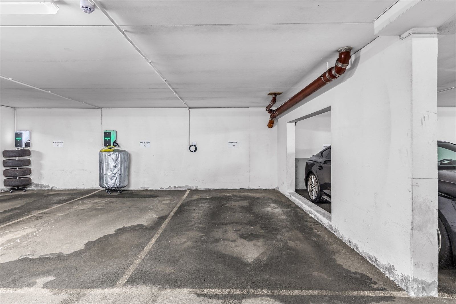 Det følger en biloppstillingsplass i felles garasjeanlegg (plass nr. 41). Garasjeplassen ligger i Bergensgt 26 Garasjesameie gnr. 522, bnr. 1. Galleribilde