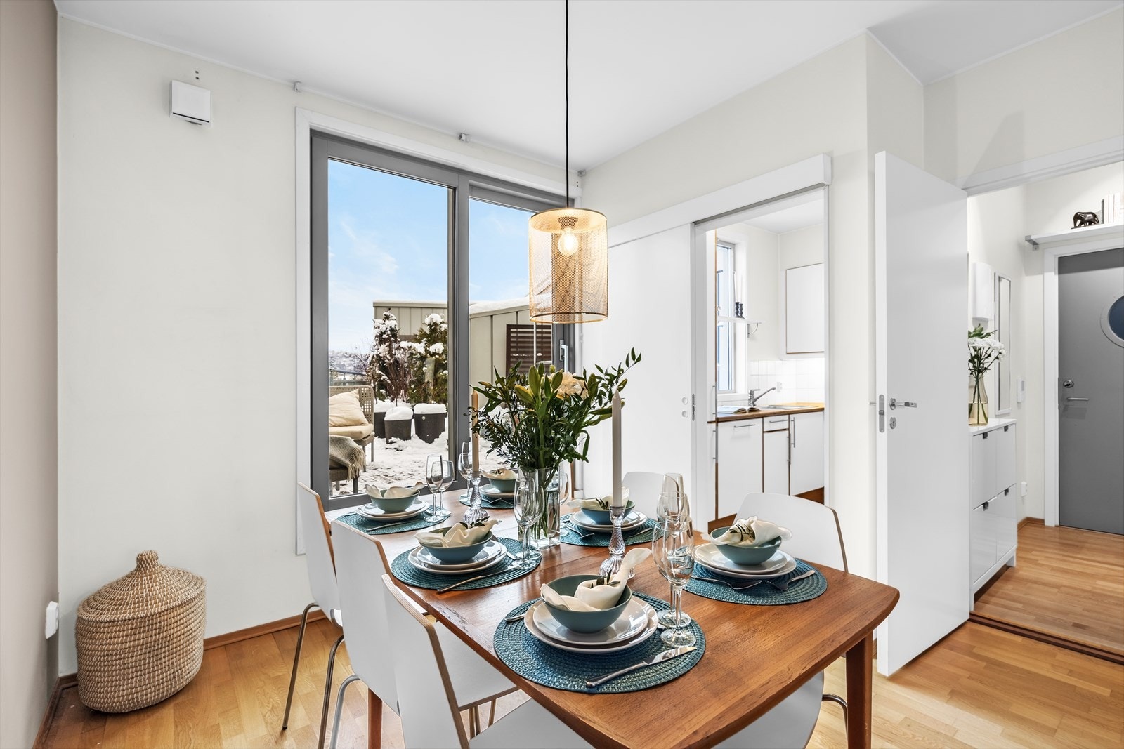 Dette er en sosial leilighet med god plass til sosiale sammenkomster, både på takterrassen og rundt spisebordet. Galleribilde