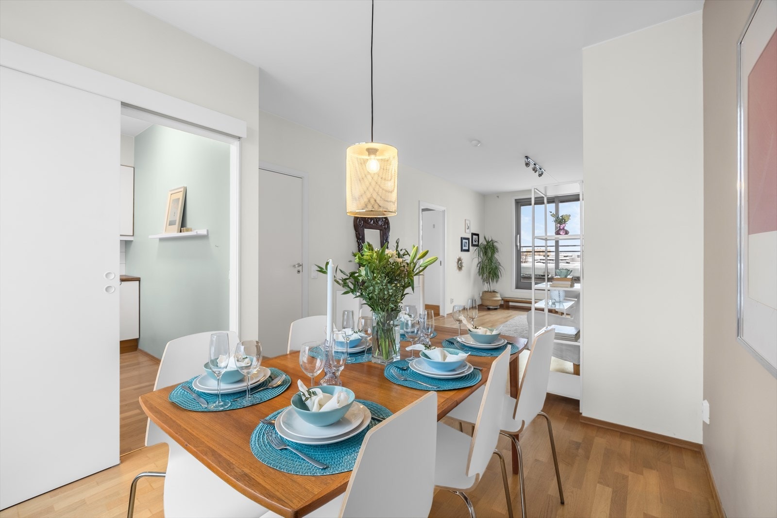 Terrassene er ikke overbygget så det kommer ekstra mye dagslys inn Galleribilde