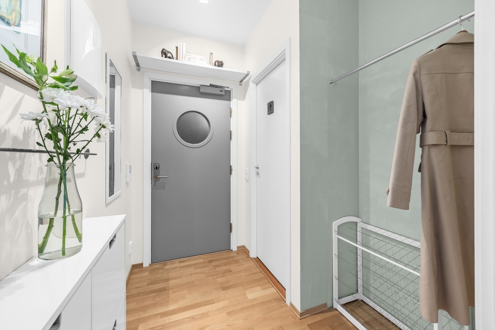 Til leilighetsplanet kan man enkelt ta heisen opp til 5. etasje, før det er videre adkomst via felles svalgang og trapp opp til inngangspartiet i 6. etasje. Galleribilde