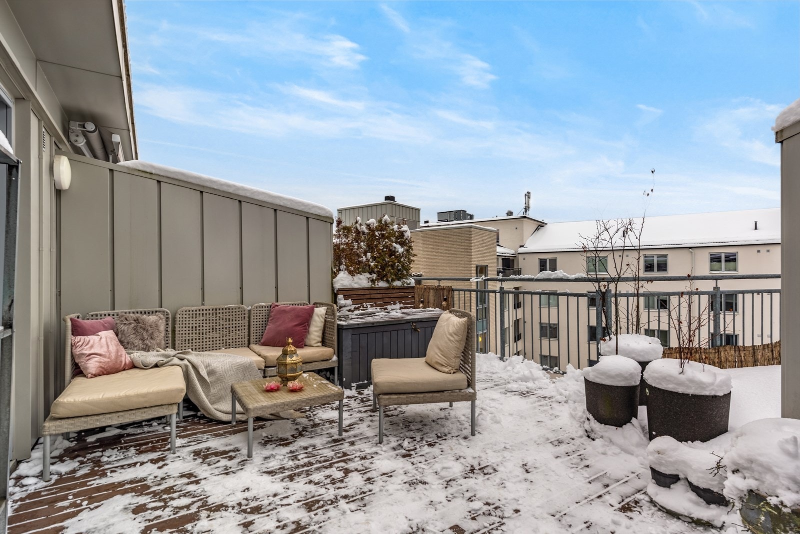 Det er god plass til å invitere til sosiale sammenkomster på terrassen. Galleribilde