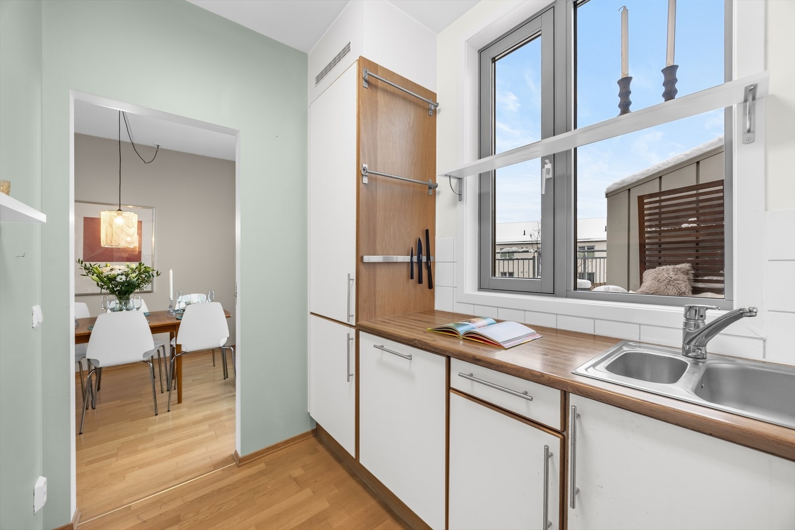 Separat kjøkken hvor plassen er godt utnyttet med rikelig skap- og benkeplass. Galleribilde