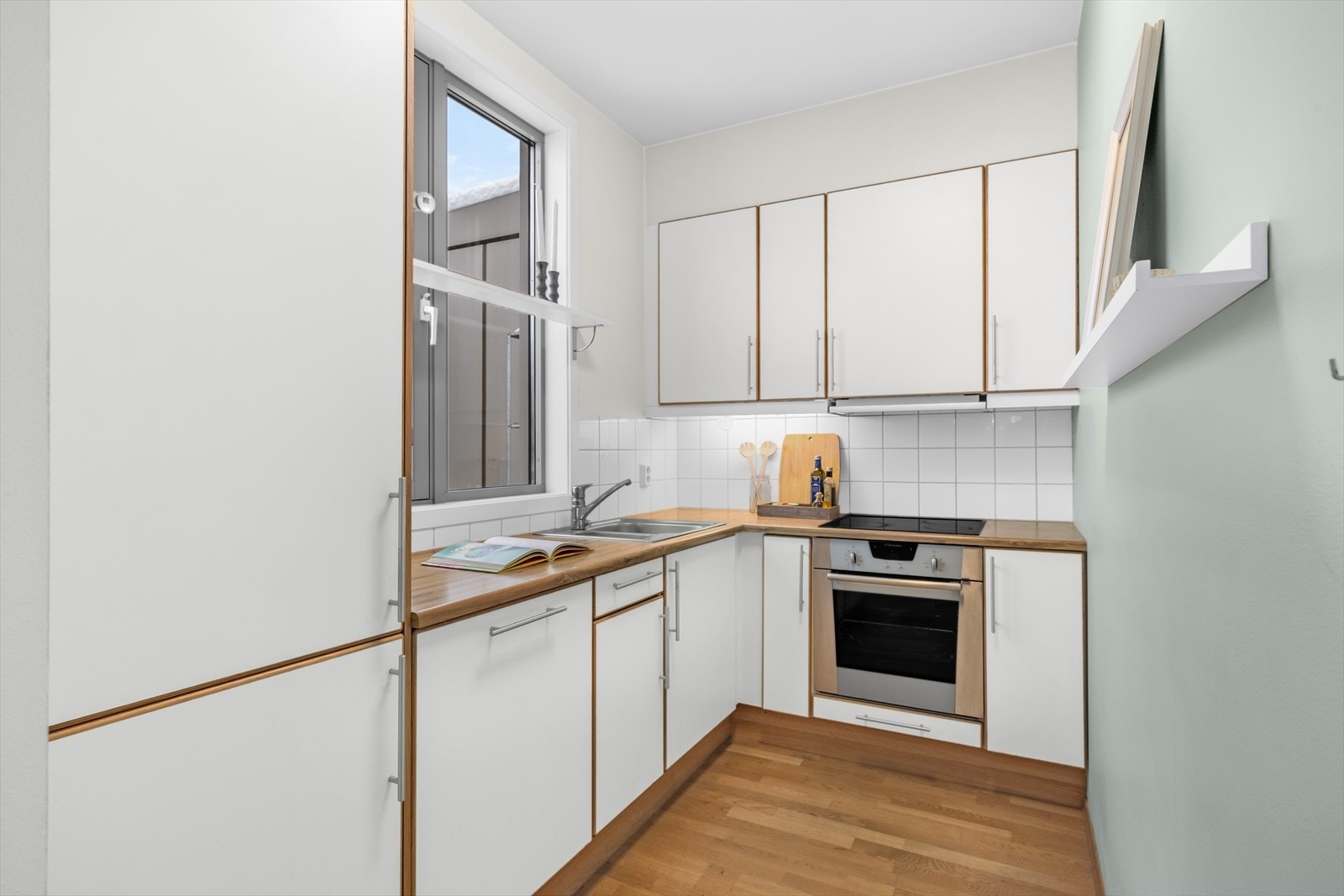 Kjøkkenet er utstyrt med integrert platetopp, stekeovn, oppvaskmaskin og kjøle-/fryseskap. Galleribilde