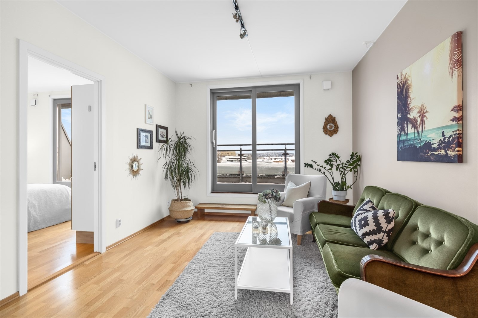 Stuen har god plass til sofa, spisebord og tilhørende møbler. Galleribilde