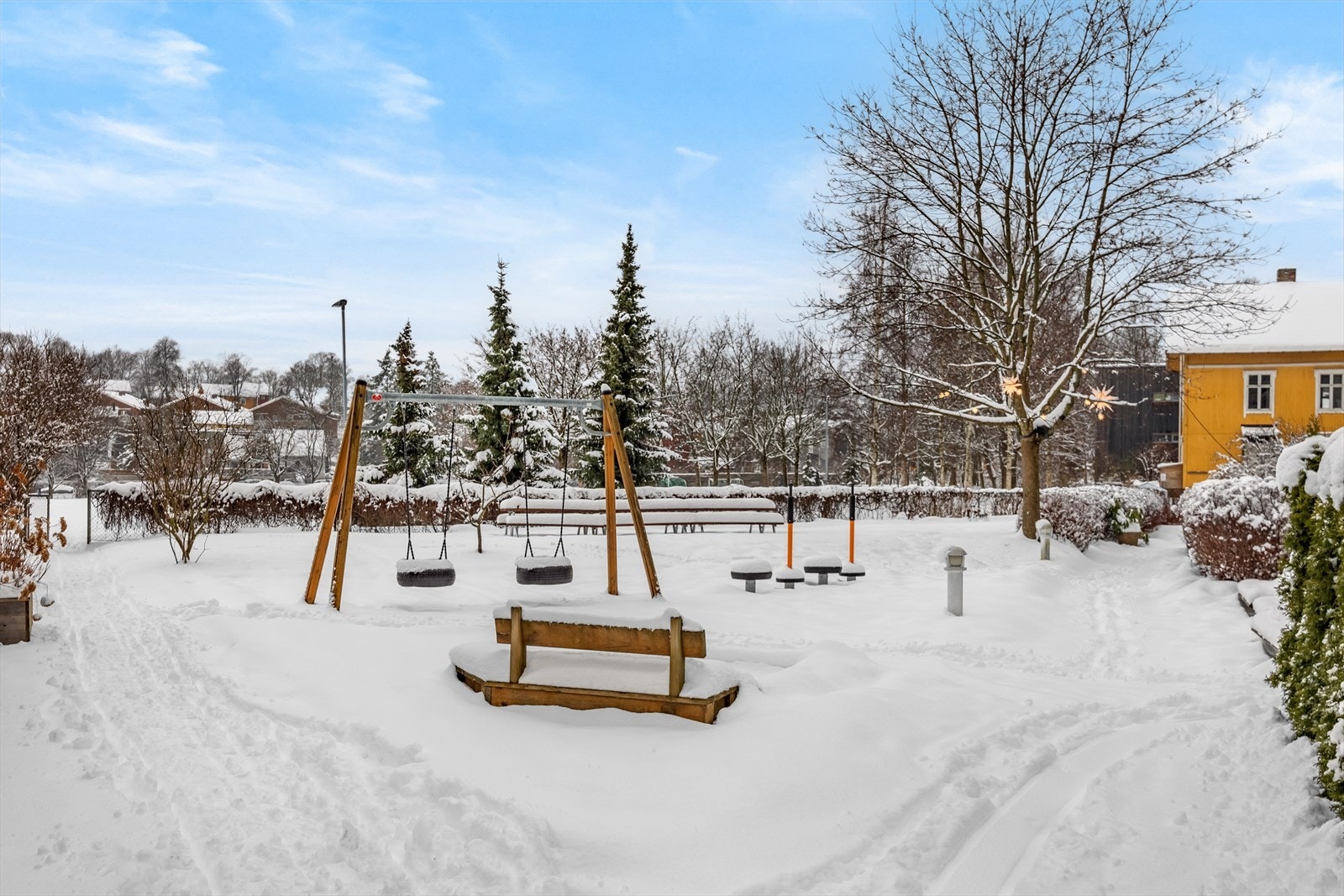 Hyggelig uteområder, felles terrasse i 6. etasje og felles benker og bålpanne i bakgården. Det er også egen hagegruppe som tar vare på grøntområdet. Galleribilde