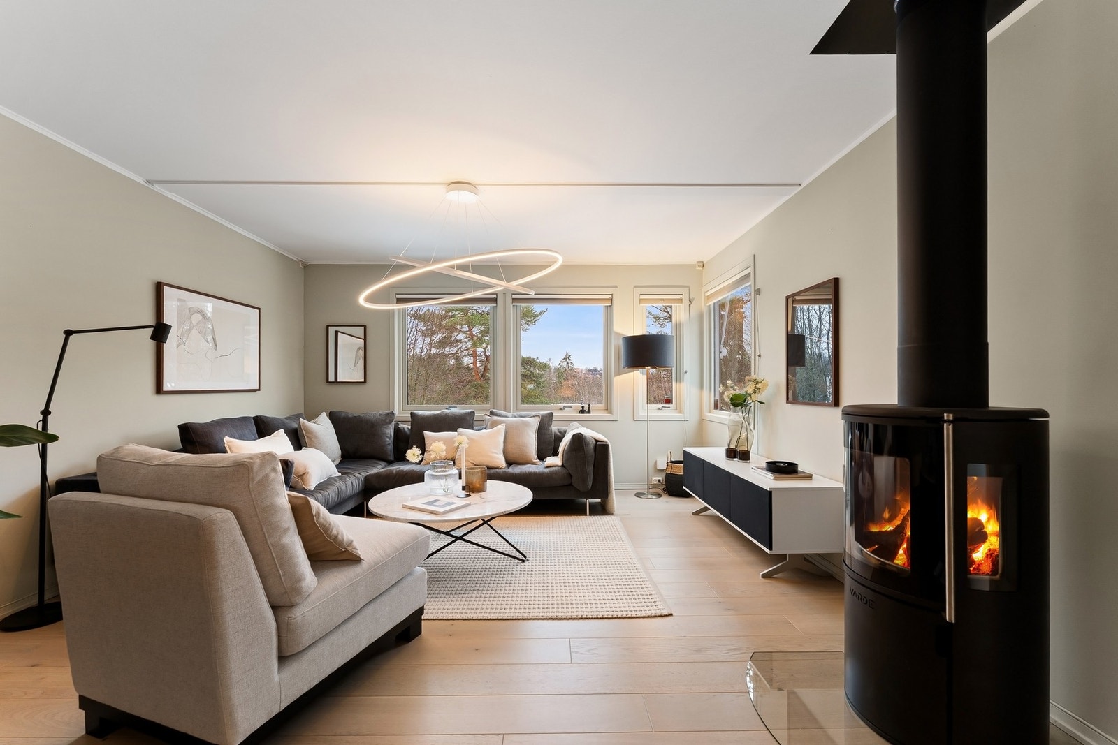 Stue med peisovn og fin utsikt. Galleribilde