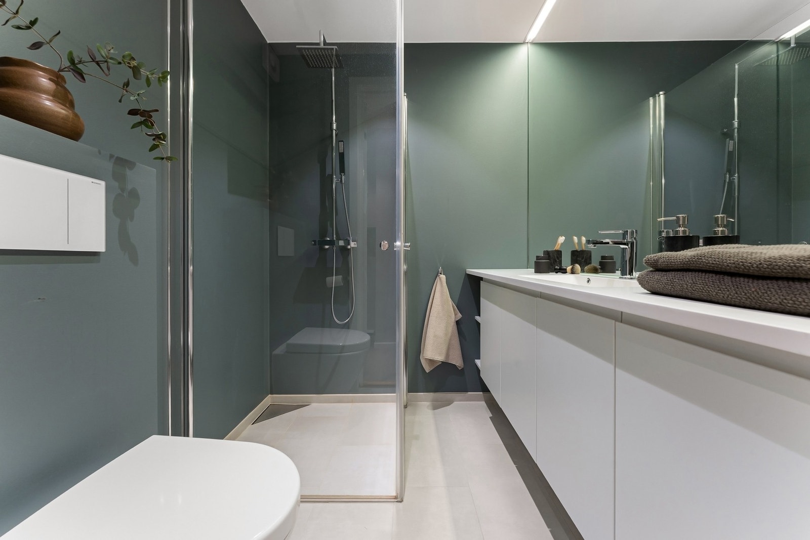 Bad/wc 1 av 2 (pusset opp i 2020). Galleribilde