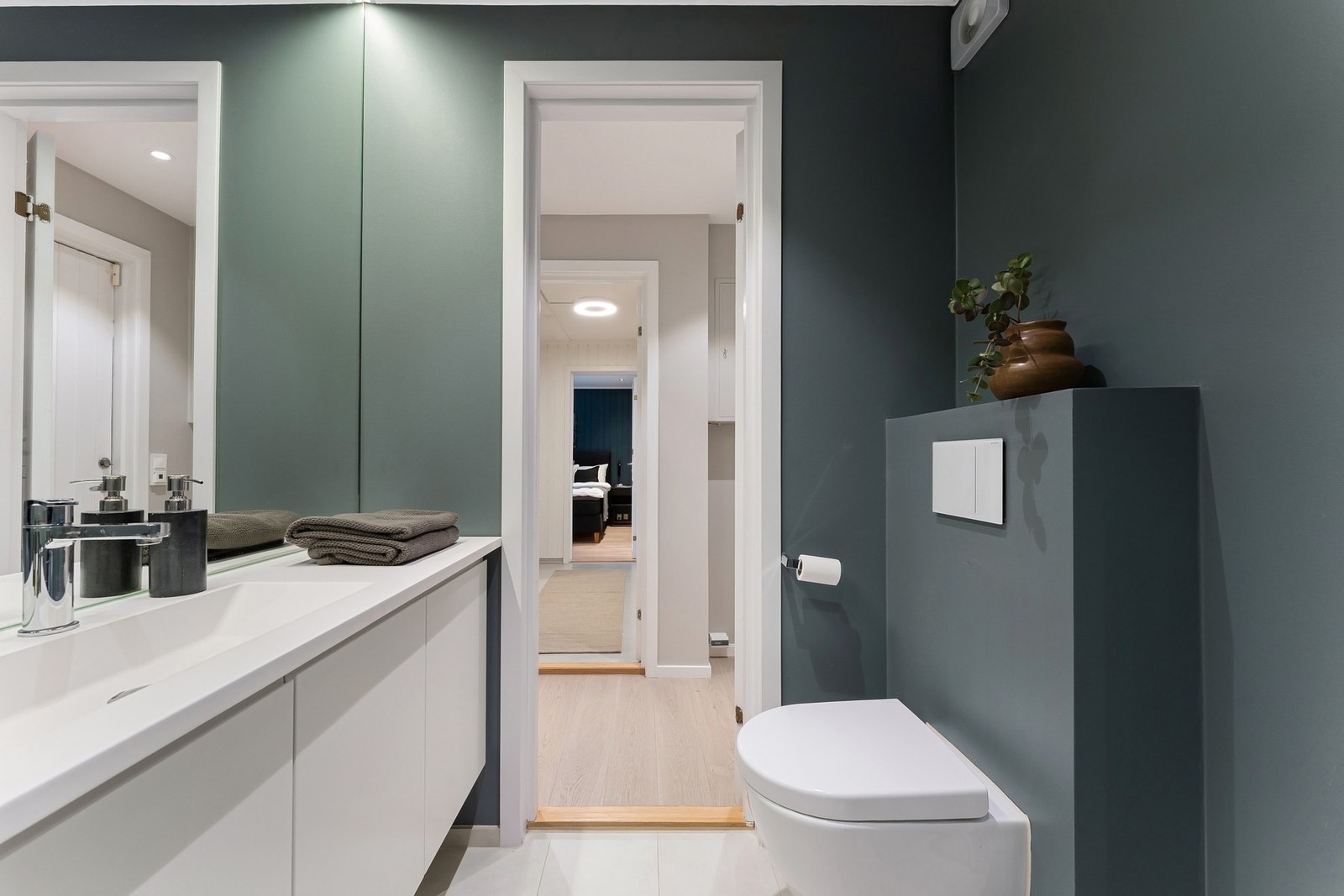 Bad/wc 1 av 2 (pusset opp i 2020). Galleribilde