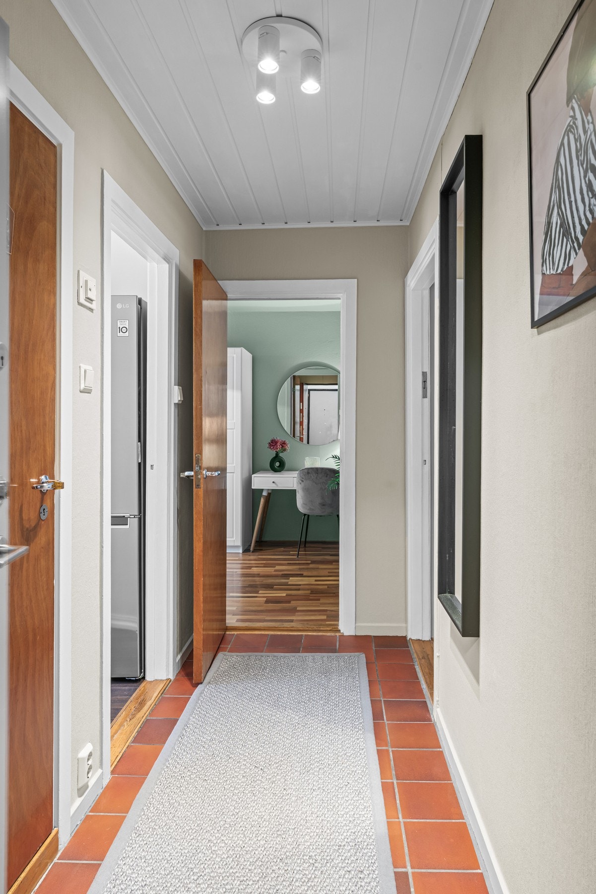 Rommets størrelse gir plass til nødvendig oppbevaring, som skoskap eller knagger, uten å virke trangt. Galleribilde