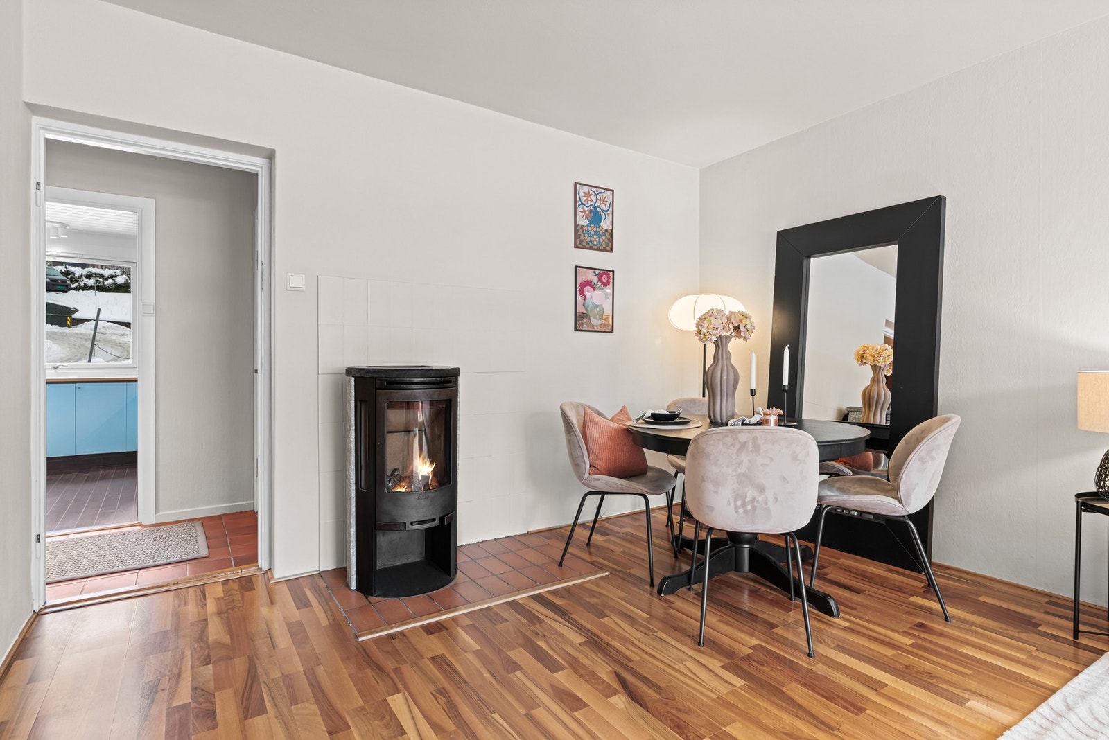 God plass til spisebord. (NB grunnet fyringsforbud er flammene redigert inn for illustrasjon) Galleribilde