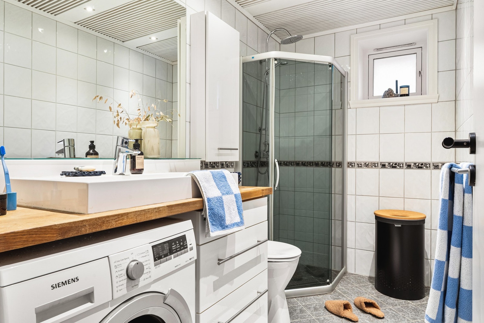 Badet er helfliset, har varmekabler i gulv og vaskemaskin som medfølger i handelen. Galleribilde