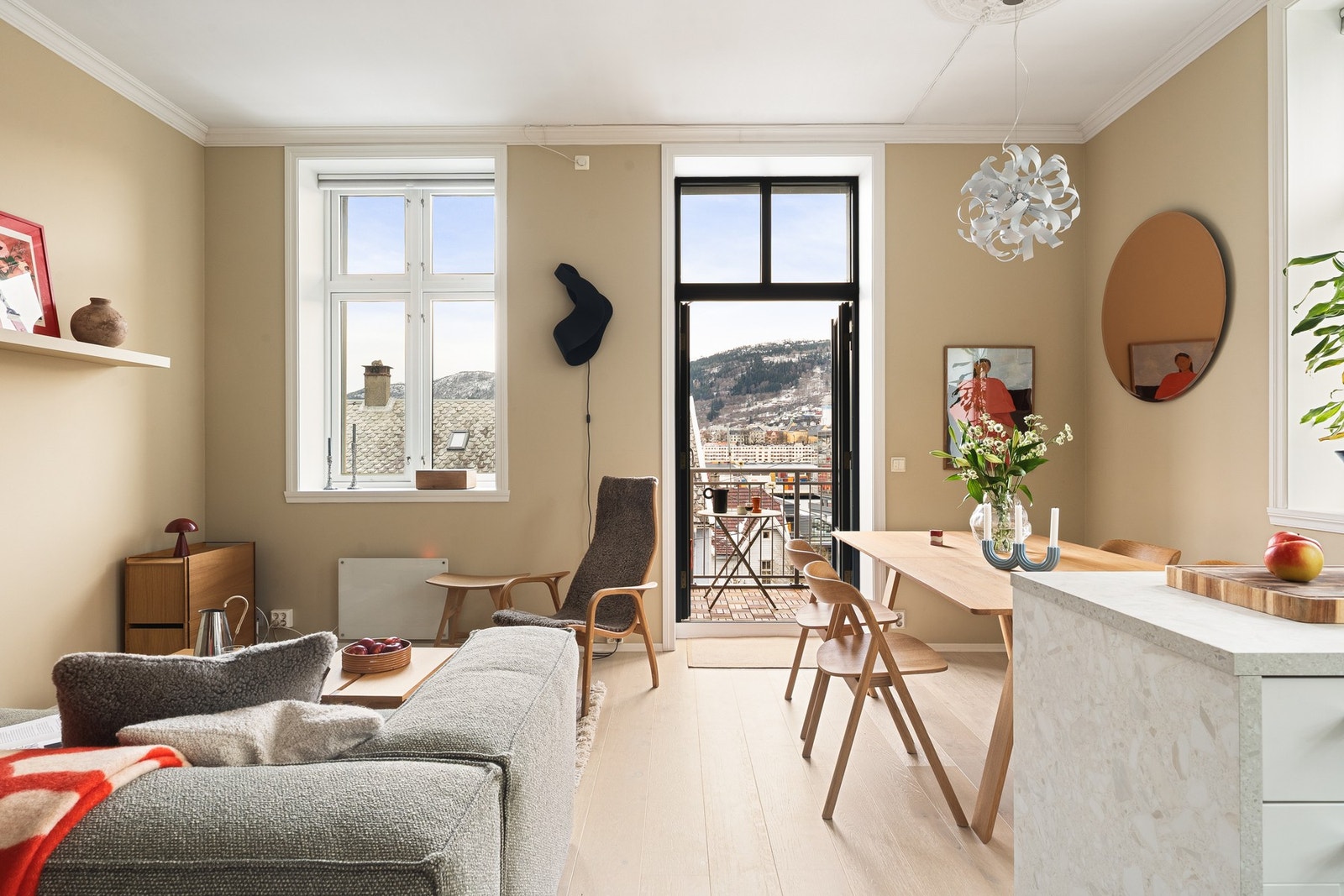 Doble dører som tar deg ut til balkongen. Galleribilde