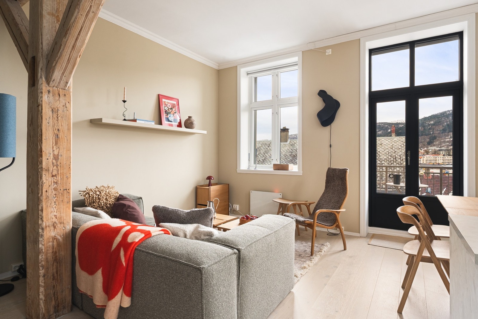 Moderne gulvflater og lyse, delikate farger på veggene. Galleribilde