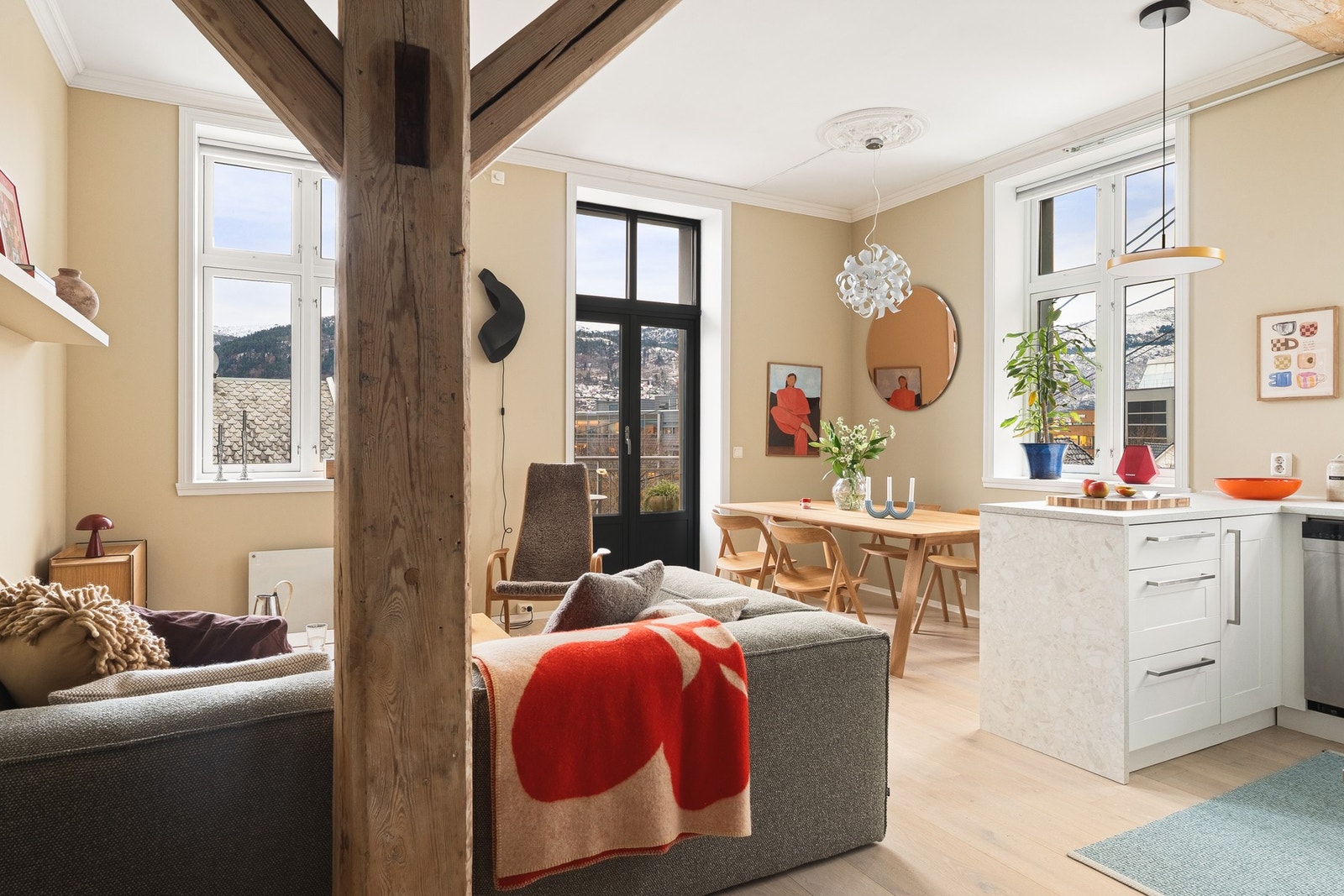 Stue/kjøkken. Fra entréen ledes du videre inn til boligens naturlige samlingspunkt. Galleribilde